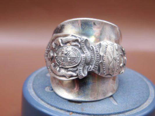 Show your love for your State with this Missouri/Kansas Saddle ring