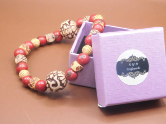 Show off your sophisticated side with this fashionable wooden bead bracelet