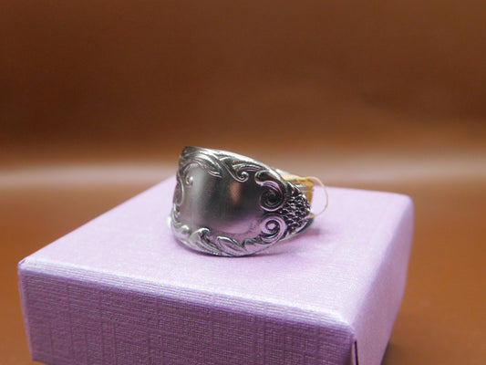Show Off Your Elegant Style With This Stunning Vintage Spoon Ring
