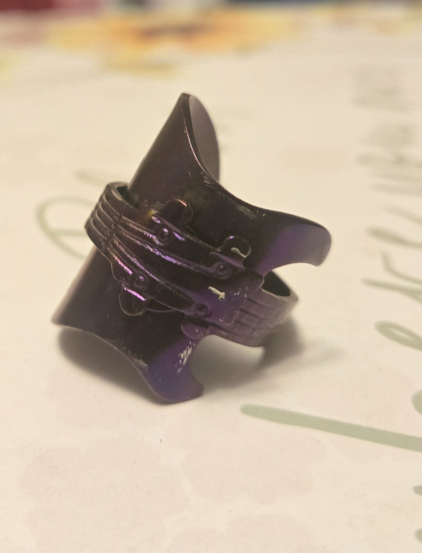 Guitar saddle spoon ring