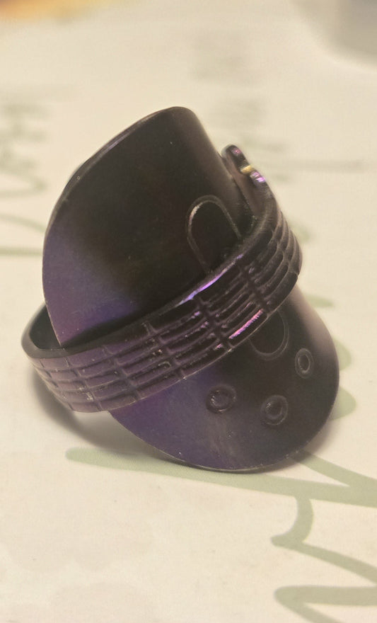 Guitar saddle spoon ring